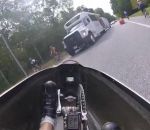 camion glissade Un vélomobile glisse sur une ligne blanche