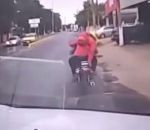collision voiture moto Un automobiliste percute des voleurs à l'arraché (Paraguay)