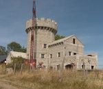 chateau construction Un homme construit son château fort (Puy-de-Dôme)