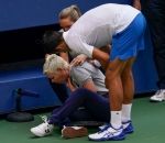 tennis open Djokovic disqualifié après avoir envoyé une balle sur une juge de ligne (US Open)