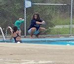 piscine enfant Un enfant trolle son moniteur de natation