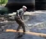equilibre Stand up paddle avec un tronc d'arbre