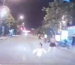 reaction voiture Une fillette traverse devant une voiture (Vietnam)