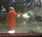 lavage haute Un automobiliste se défend avec un nettoyeur haute pression