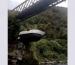riviere Bateau suspendu à un pont (Nouvelle-Zélande)