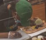 restaurant tete Une employée de Subway s'endort au travail