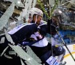 hockey but Un hockeyeur explose une vitre de protection