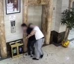 ivre porte chute Deux hommes ivres tombent dans une cage d'ascenseur
