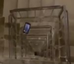 cage Lâcher un téléphone dans une cage d'escalier