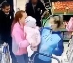 enfant Une maman se trompe d'enfant dans un magasin