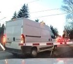 defoncer camionnette Une camionnette bloquée sur un passage à niveau