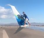 avion Un homme sur l'aile d'un avion à l'aéroport de Las Vegas