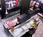 paris voleur Pillage dans une boutique Moncler à Paris