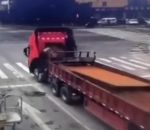 freinage camion Des plaques d'acier défoncent la cabine d'un camion