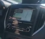 assistant voiture Siri fait un AVC dans une voiture