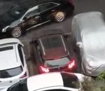 parking pousser percuter Automobiliste bloqué sur un parking