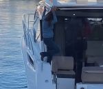 fail femme marche Une femme ivre rate une marche sur un bateau