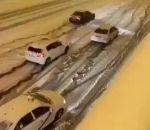 glissade voiture Course de voitures sur la neige