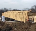 dechargement camion Déchargement de planches de bois