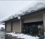 avalanche Déneiger le toit d'un entrepôt
