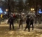manifestant policier Des manifestants bombardent la police de boules de neige