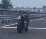 pilote Moto sans pilote sur une autoroute