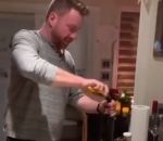 regis Régis ouvre une bouteille de vin avec une vis
