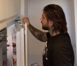 enfant Problème avec la porte d'un frigo