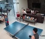 raquette Régis joue au ping-pong