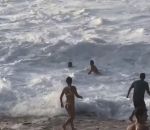 sauvetage Le surfeur Mikey Wright sauve une femme de la noyade (Hawaï)