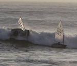 sauvetage bateau surfeur Des surfeurs viennent en aide à des Optimists