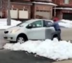 voiture panique Un voleur de colis coincé dans la neige