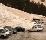 voiture neige parking Une avalanche pousse des voitures sur un parking