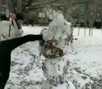 neige Coup de pied retourné dans un bonhomme de neige