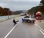 evite Un homme esquive des voitures sur une autoroute verglacée