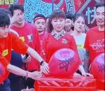 coup homme tete Un mari aide sa femme à gagner dans un jeu télévisé (Taïwan)