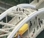 sauvetage Une femme court sur la structure d'un pont
