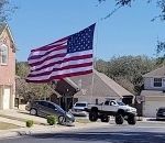 truck drapeau Un monster truck avec un drapeau américain géant