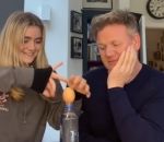 tete blague eau Gordon Ramsay fait une omelette avec sa fille