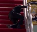 escalier chute biden Pourquoi Joe Biden a chuté en montant dans Air Force One