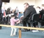 concert Une enfant veut faire un câlin à son papa musicien