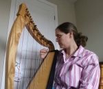 casser corde Une femme joue de la harpe