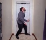 couloir secouer Homme bloqué dans un couloir