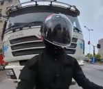 accident scooter Un scootériste manque de se faire écraser par un camion