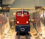 verre record Un train miniature joue de la musique