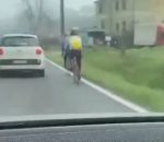 cycliste automobiliste Un automobiliste italien rage contre des cyclistes