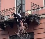 balcon chute Chute d'un couple qui se bat sur un balcon