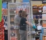 coronavirus supermarche Une femme dans une cabine antivirus