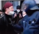 policier manifestant Violence policière à Berlin pour le 1er mai 2021