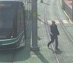 tramway conducteur Un conducteur de tramway aide une tortue